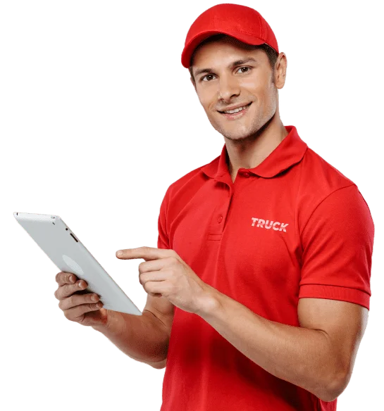 Corriere in uniforme rossa con tablet, pronto per la consegna dei pacchi