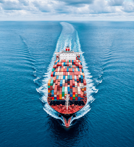 Nave cargo che trasporta container in mare aperto, simbolo di trasporto internazionale